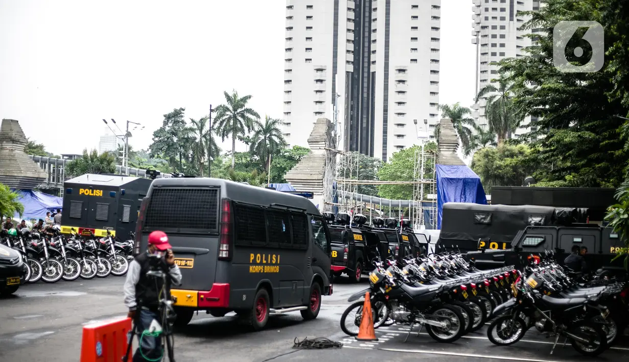 Sejumlah motor disiapkan untuk pengamanan terkait pemeriksaan Rizieq Shihab di Polda Metro Jaya, Jakarta, Senin (7/12/2020).  Habib Rizieq akan diperiksa sebagai saksi terkait kasus kerumunan di Petamburan, Jakarta Pusat. (Liputan6.com/Faizal Fanani)