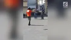 Markas Polrestabes Surabaya diserang bom bunuh diri. Diduga, pelaku seorang pria dan wanita yang berboncengan dengan sepeda motor dan membawa seorang anak kecil.
