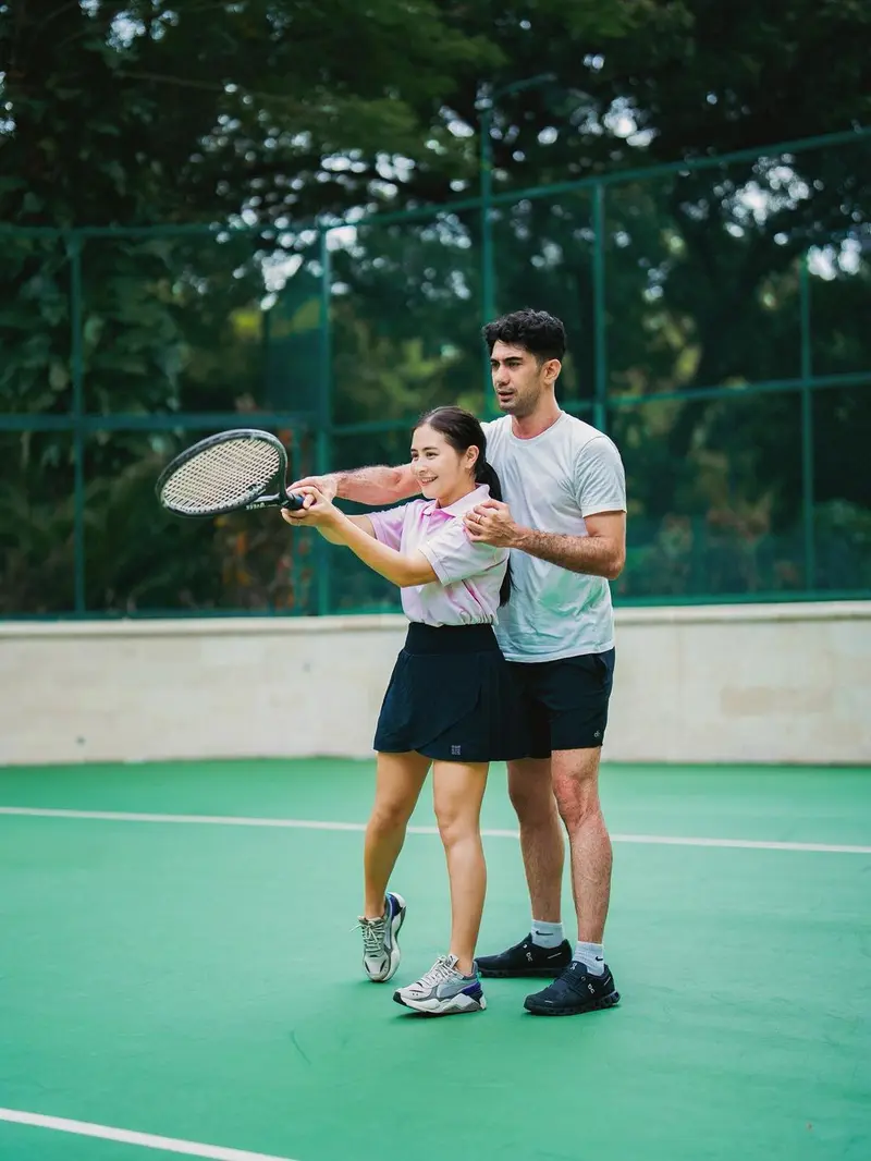 Prilly Latuconsina Diajari Tenis Reza Rahadian