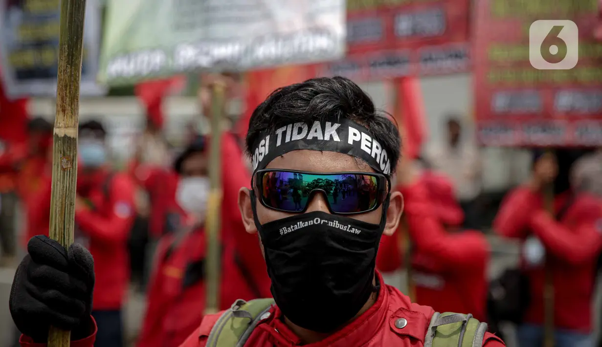 Massa buruh menggelar unjuk rasa di depan Kompleks Gedung DPR/MPR, Jakarta, Selasa (17/11/2020). Buruh kembali menggelar aksi lanjutan menuntut pemerintah dan DPR untuk mencabut Omnibus Law Undang-Undang Cipta Kerja. (Liputan6.com/Faizal Fanani)