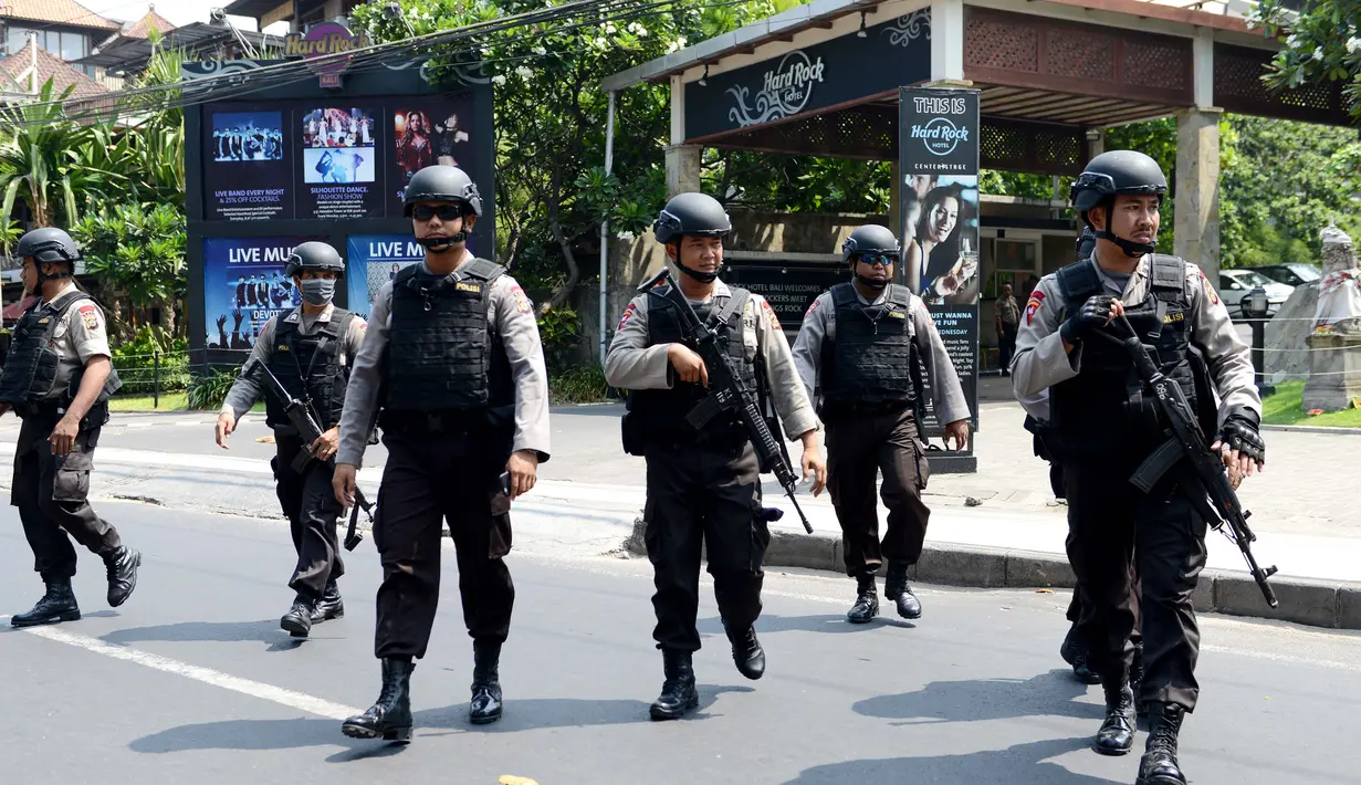 Anggota Brimob saat berpatroli di Pantai Kuta, Denpasar, Bali, Rabu (20/1). Pasca ledakan di MH.Thamrin Jakarta, beberapa lokasi di Bali menjadi salah satu lokasi yang paling berpotensi diserang teroris. (AFP PHOTO/SONNY TUMBELAKA)