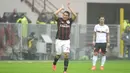 Pemain AC Milan, Carlos Bacca merayakan golnya ke gawang Genoa pada lanjutan Liga Italia Serie A pekan ke-25.  (AFP / Olivier Morin)