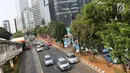 Kendaraan melintas di Jalan Sudirman, Jakarta, Selasa (19/9). Terkait pembangunan trotoar, Sekda DKI Saefullah mengatakan ribuan pohon akan dipindahkan ke lokasi yang merupakan aset Pemprov DKI, seperti Taman BMW. (Liputan6.com/Immanuel Antonius)