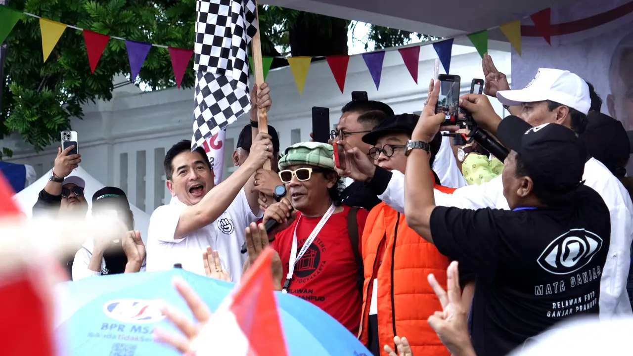 Ribuan warga, simpatisan, dan relawan pendukung calon presiden (capres) dan calon wakil presiden (cawapres) nomor urut 03 Ganjar Pranowo-Mahfud Md berkumpul di Alun-Alun Kidul, Yogyakarta Minggu pagi (21/1/2024).