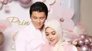 Tak hanya dekorasi, nuansa pink juga dihadirkan pada busana yang dikenakan Syahrini. Pelantun lagu “Sesuatu” itu tampak antusias mengenakan dua busana nuansa pink yang berbeda.  [@princessyahrini].