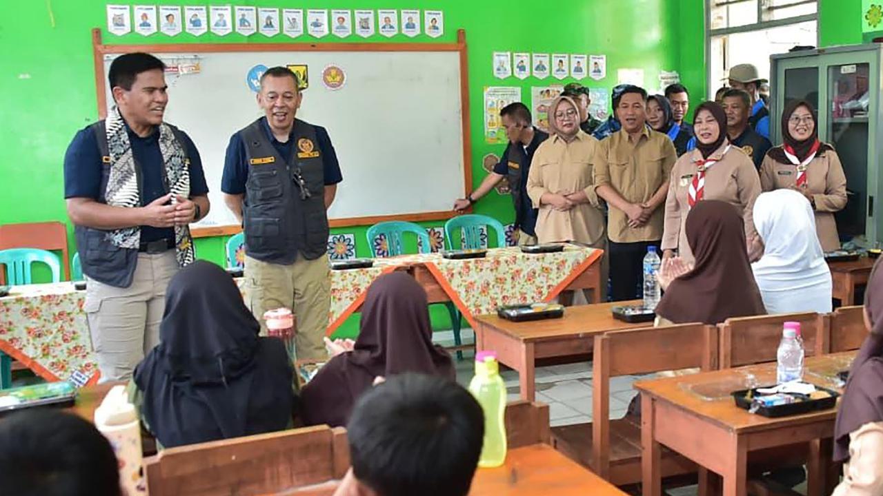 FOTO: Kasal dan Alumni AAL ’93 Gelar Bakti Sosial di Sukabumi