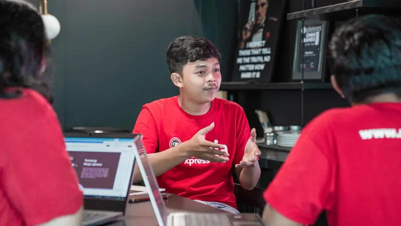 Pelajari tiga langkah penting ala Fellexandro Ruby, seorang creativepreneur, penulis, serta content creator ilmu bisnis dan keuangan bersama Ninja Xpress dalam mempertahankan profit bisnis. (Dok Ninja Xpress)