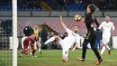 Aksi pemain Napoli, Manolo Gabbiadini (kanan) mengontrol bola sebelum mencetak gol ke gawang ASC Spezia pada laga Piala Italia di San Paolo stadium, Naples (10/1/2017). Napoli menang 3-1. (EPA/Ciro Fusco)