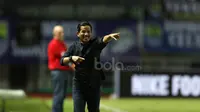 Ekspresi pelatih Persib Bandung, Djadjang Nurdjaman memberikan arahan kepada anak asuhnya saat melawan PS TNI pada lanjutan Liga 1 2017 di Stadion Pakansari, Bogor, Sabtu (22/4/2017).  Persib bermain 2-2 melawan PS TNI. (Bola.com/Nicklas Hanoatubun)