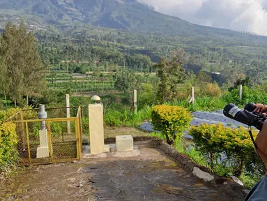 Petugas mengamati aktivitas Gunung Merapi di Pos Pengamatan Gunung Api Jrakah, Kecamatan Selo, Boyolali, Jawa Tengah, Minggu (8/11/2020). BPPTKG melaporkan adanya potensi erupsi akibat aktivitas vulkanik Gunung Merapi, seperti guguran lava, lontaran material hingga awan panas. (Liputan6.com/Gholib)