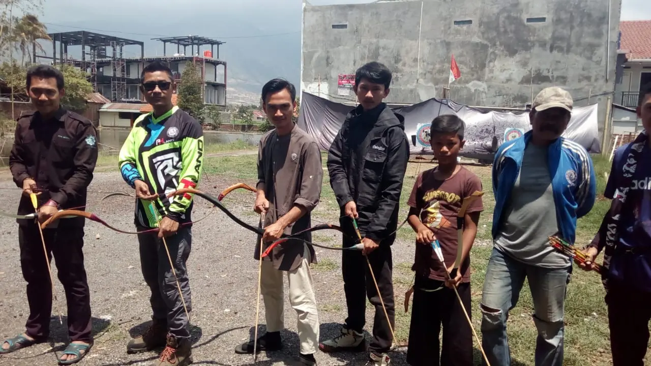 Beberapa pemanah dan berkuda kabupaten Garut di sela-sela latihan yang mereka gelar di area latihan panahan jalan terusan Pahlawan, Kabupaten Garut, Jawa Barat