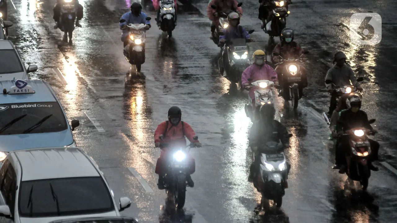 FOTO: Waspada Hujan Angin di Jakarta Dampak Siklon Molave