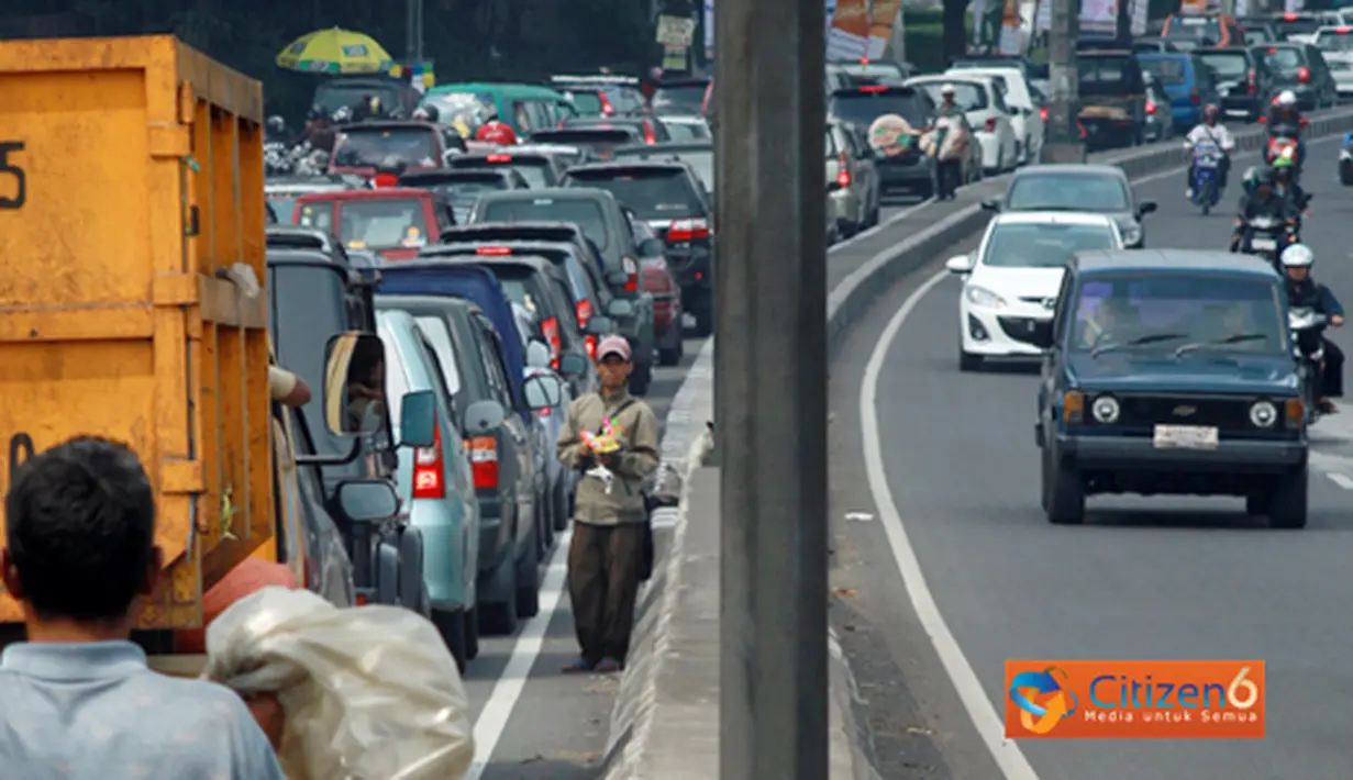 Citizen6, Bandung: Pedagang kaki lima memanfaatkan kemacetan di jembatan layang Paopati, Bandung, Jawa Barat (12/6). (Pengirim: Gerrard)