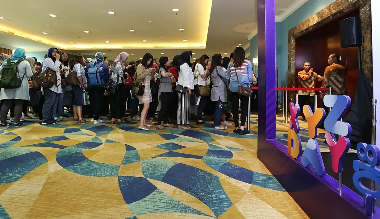 Jika pada siang hari diisi oleh konferensi berbagi inspirasi multi generasi dari para content creator kenamaan. Di malam harinya giliran sesi pemberian penghargaan bagi nama yang dianggap jadi inspirasi anak muda. (Bambang E. Ros/Bintang.com)