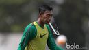 Hansamu Yama membuang air lewat mulutnya pada sesi latihan Timnas U-22 Indonesia di Lapangan SPH, Karawaci, Jumat (17/3/2017). Latihan ini adalah persiapan untuk melawan Mynmar pada laga persahabatan. (Bola.com/Nicklas Hanoatubun)