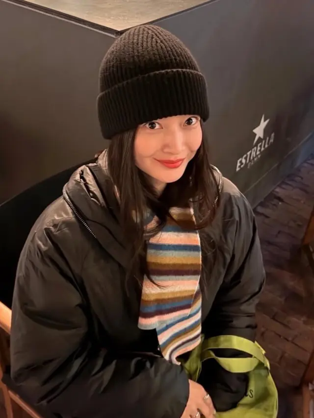 OOTD Shin Min-a saat Honeymoon Musim Dingin dengan Gaya Santai. [@illusomina]