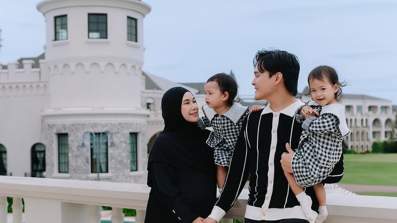 Model Baju Couple Keluarga dengan Hijab ala Anisa Rahma, Tone Warna Serasi Bikin Harmonis
