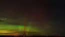 Sebuah aurora borealis, juga dikenal sebagai cahaya utara, terlihat pada langit malam dekat Washtucna, Washington, Amerika Serikat, 26 Februari 2023. Aurora adalah manifestasi nyata dari dampak matahari di Bumi. (AP Photo/Ted S. Warren)