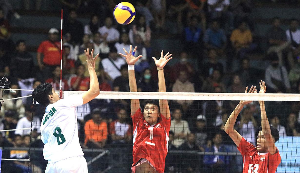 <p>Dua pemain Timnas Voli putra Indonesia U-20, Mohammad Fahril Setiawan (tengah) dan Agustino berusaha membendung bola spike yang dilepaskan pemain Arab Saudi, Hassan Alsalam pada laga Grup A Kejuaraan Bola Voli Asia Putra AVC U-20 2024 di Jawa Pos Arena, Surabaya, Rabu, 24 Juli 2024. (Dok. PBVSI)</p>