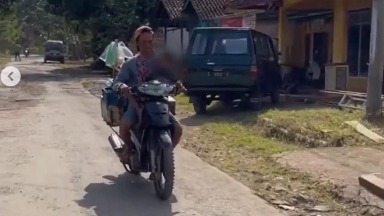 Di bawah terik matahari, Hendri dan putranya sama-sama berjuang memburu rezeki.<br>