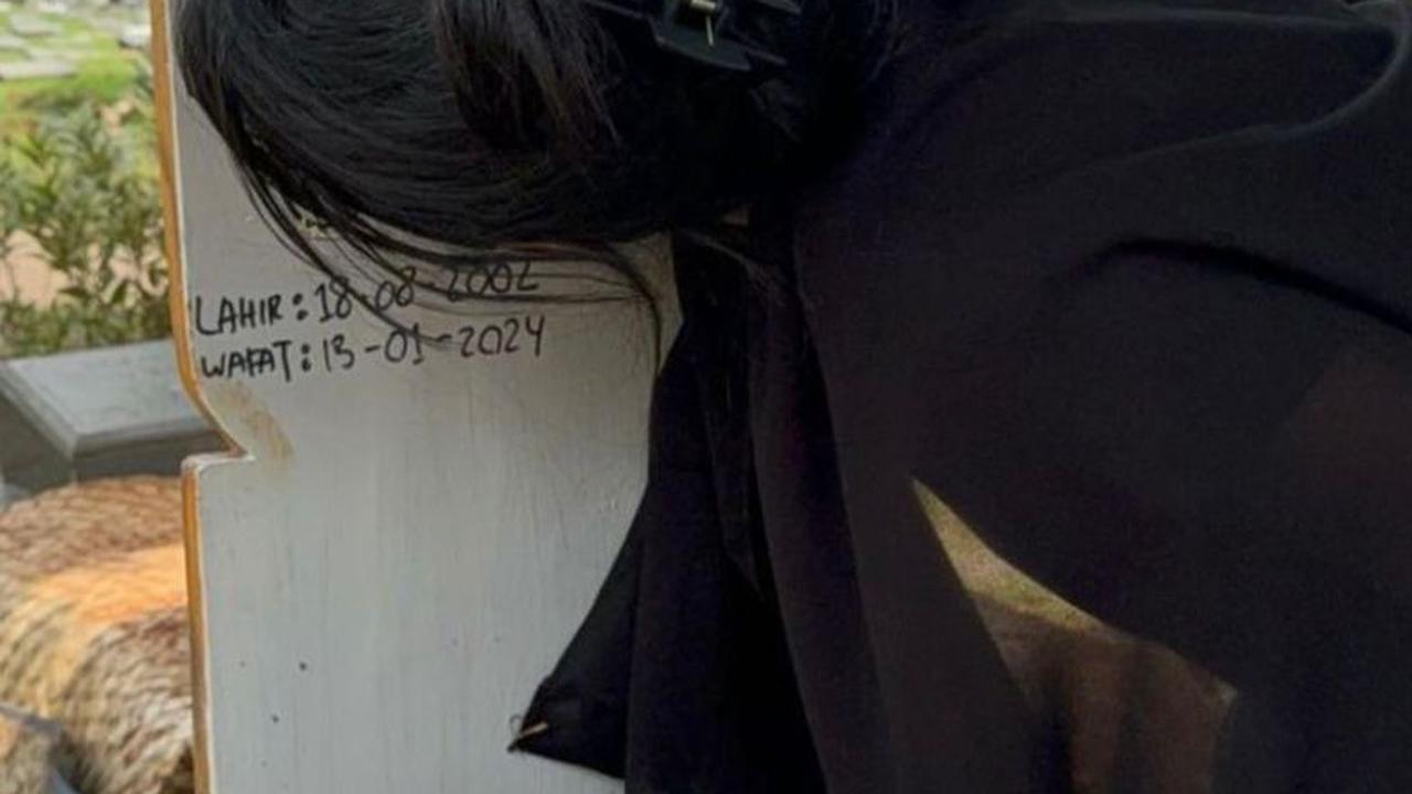 Foto-foto Putri Dede Yusuf Menangis di Makam Kekasih Sambil Memeluk Pusaranya