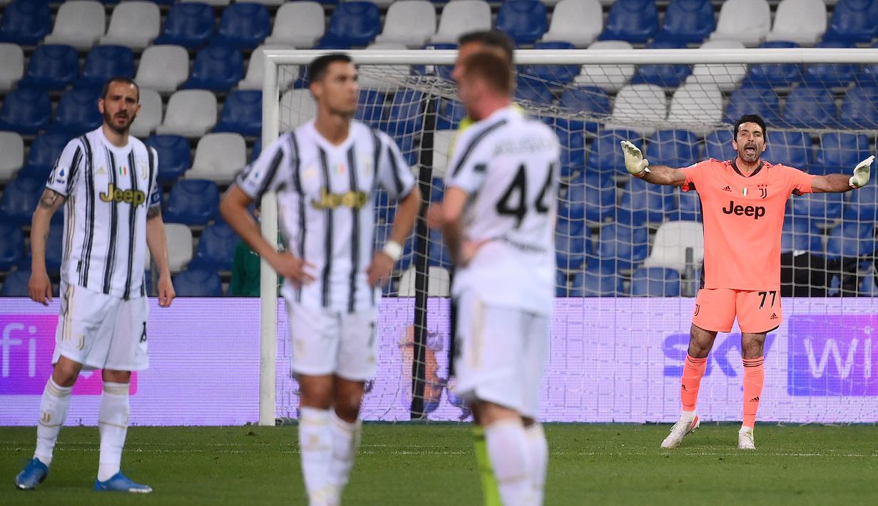 Kiper Juventus, Gianluigi Buffon (kanan) berteriak kepada rekan-rekannya usai kebobolan saat melawan Sassuolo dalam laga lanjutan Liga Italia 2020/2021 pekan ke-36 di Mapei-Citta del Tricolore Stadium, Rabu (12/5/2021). Juventus menang 3-1 atas Sassuolo. (AFP/Marco Bertorello)