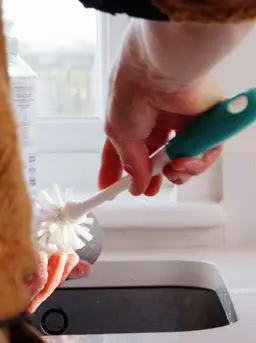 Membersihkan botol susu bayi./copyright unsplash/Andrew Carr