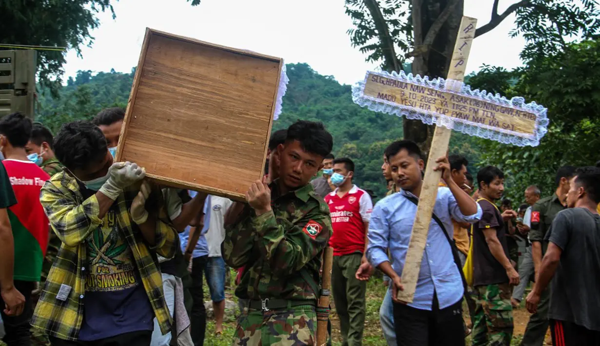 Para korban tinggal di sebuah kamp pengungsian di Negara Bagian Kachin. Juru bicara Tentara Pembebasan Kachin, Kolonel Naw Bu, mengatakan, selain menewaskan 29 warga sipil, serangan itu juga melukai 57 orang. (STR/AFP)