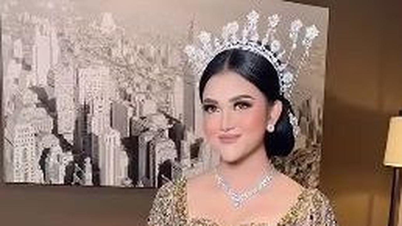 Begini anggunnya Natasya Regina saat resepsi. Natasya tampil menawan dengan mahkota di kepalanya dan gaun yang apik.