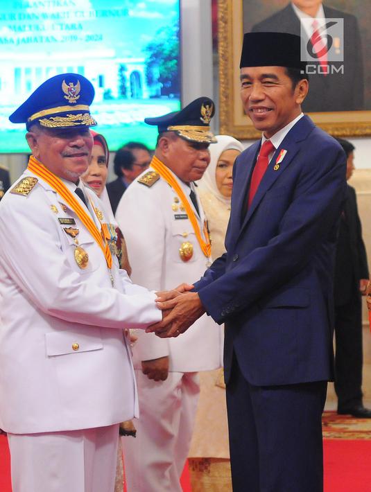 Presiden Joko Widodo atau Jokowi (kanan) menyalami Gubernur Maluku Utara Abdul Gani Kasuba saat pelantikan di Istana Negara, Jakarta, Jumat (10/5/2019). MK memutuskan Abdul Gani Kasuba dan Al Yasin sebagai pemenang Pilgub Malut 2018. (Liputan6.com/Angga Yuniar)