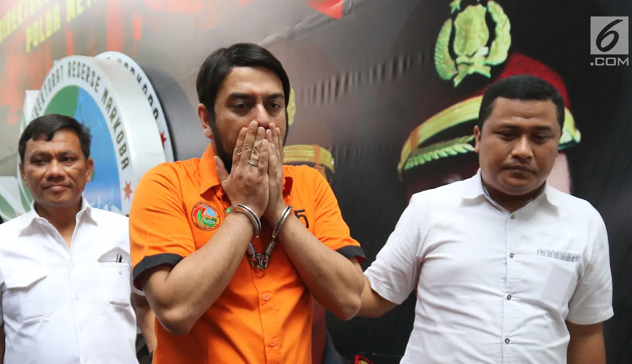 Artis sinetron, Rio Reifan digiring petugas jelang kepindahannya ke Rumah Sakit Ketergantungan Obat (RSKO), di Polda Metro Jaya, Jakarta, Rabu (4/9/2019). Tertangkap ketiga kali karena kasus narkoba, Rio Reifan dikirim ke RSKO Cibubur untuk jalani rehabilitasi. (Liputan6.com/Herman Zakharia)