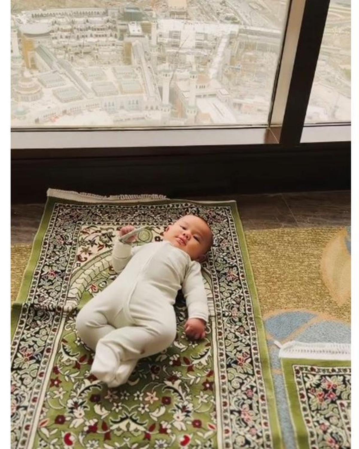 6 Potret Baby Arash Umrah di Usia 6 Bulan, Aaliyah &amp; Thariq Ungkap Rasa Syukur