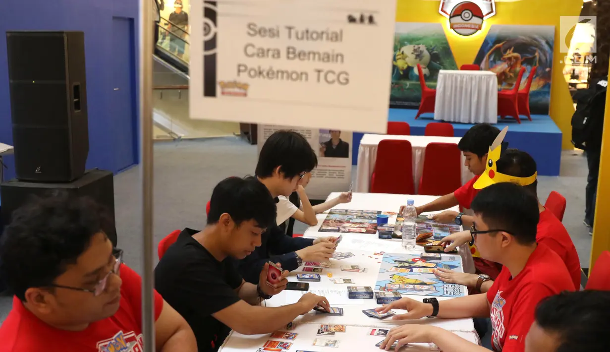 Para pecinta kartu pokemon bermain kartu The Pokémon Trading Card Game di  Kota Kasablanca, Jakarta, Kamis (8/8/2019). Di pasar global, permainan tukar kartu itu telah terjual sebanyak 27,2 miliar kartu hingga Maret 2019 dengan segmentasi anak-anak hingga dewasa. (Liputan6.com/Angga Yuniar)