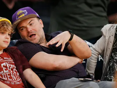 Aktor Jack Black bersama anaknya, Samuel Black duduk ditepi lapangan menonton pertandingan NBA antara Los Angeles Lakers melawan Washington Wizards di Los Angeles (28/3). (AP Photo/Danny Moloshok)