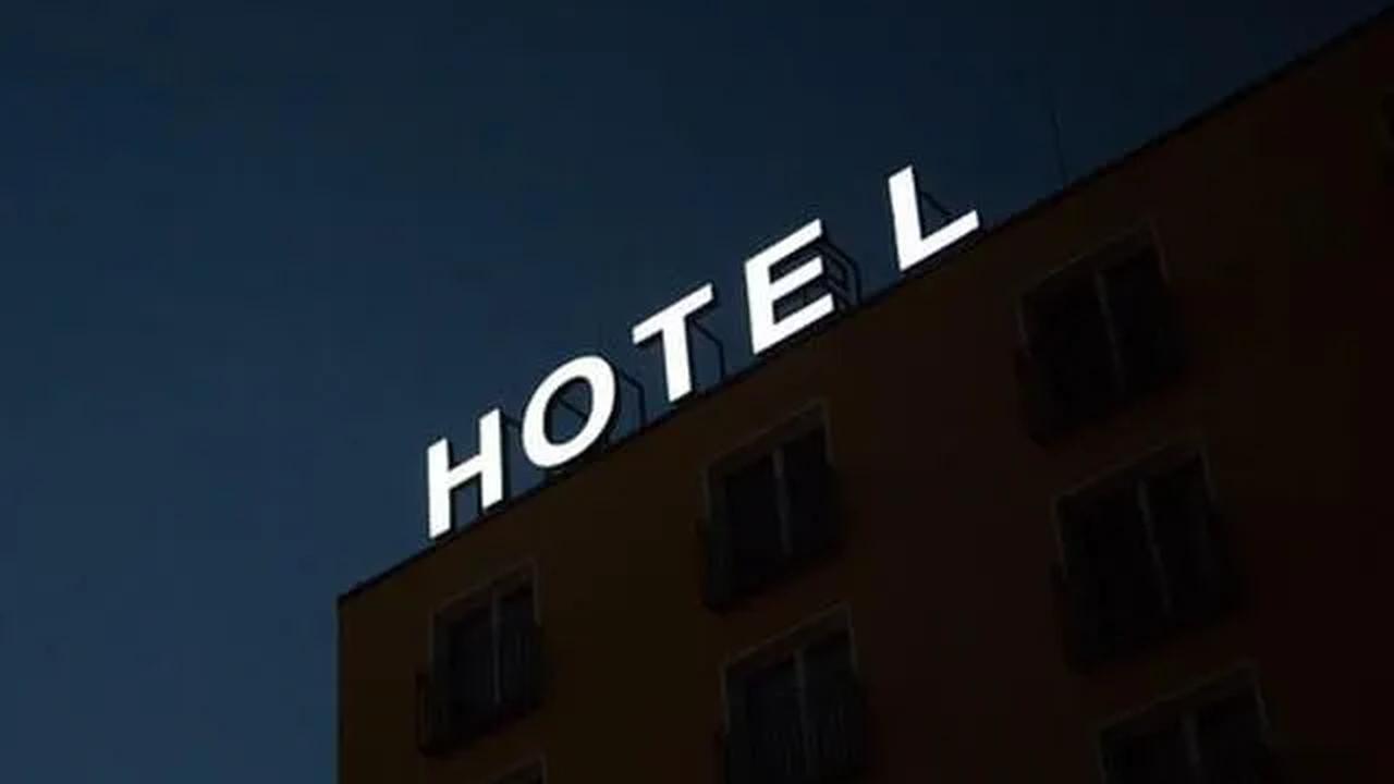 Setelah adanya kesepakatan, polisi yang menyamar menjemput mereka di warkop yang telah dijanjikan. "YM dan VN ditangkap di kamar hotel, sedangkan EA ditangkap di halaman hotel," ungkapnya.