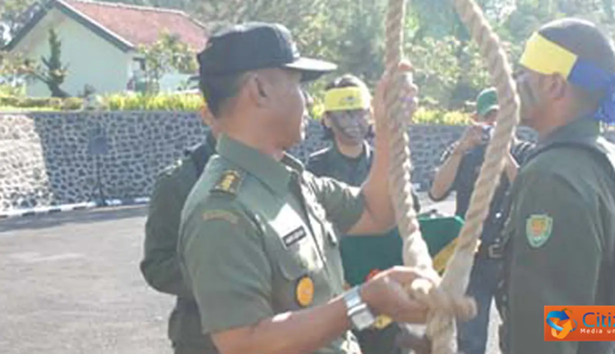 Citizen6, Lembang: upacara Penutupan Kursus Bintal Bagi Karyawan PT. Pertamina tahun 2012, dan ditandai dengan pelepas Kogel dari perwakilan Siswa, bertempat di Dodik Bela Negara Rindam III/Siliwangi Cikole Lembang. (Pengirim: Pendam3)