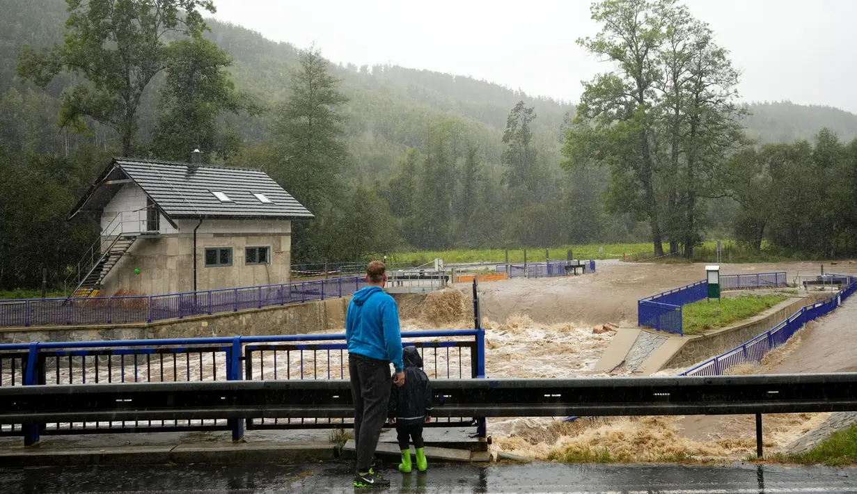 Wilayah Jesenicko di Olomouc dan Frydlantsko di Liberec termasuk yang paling terdampak. Di kedua wilayah tersebut, aliran air sungai meluap membanjiri rumah-rumah dan jalan. (AP Photo/Petr David Josek)