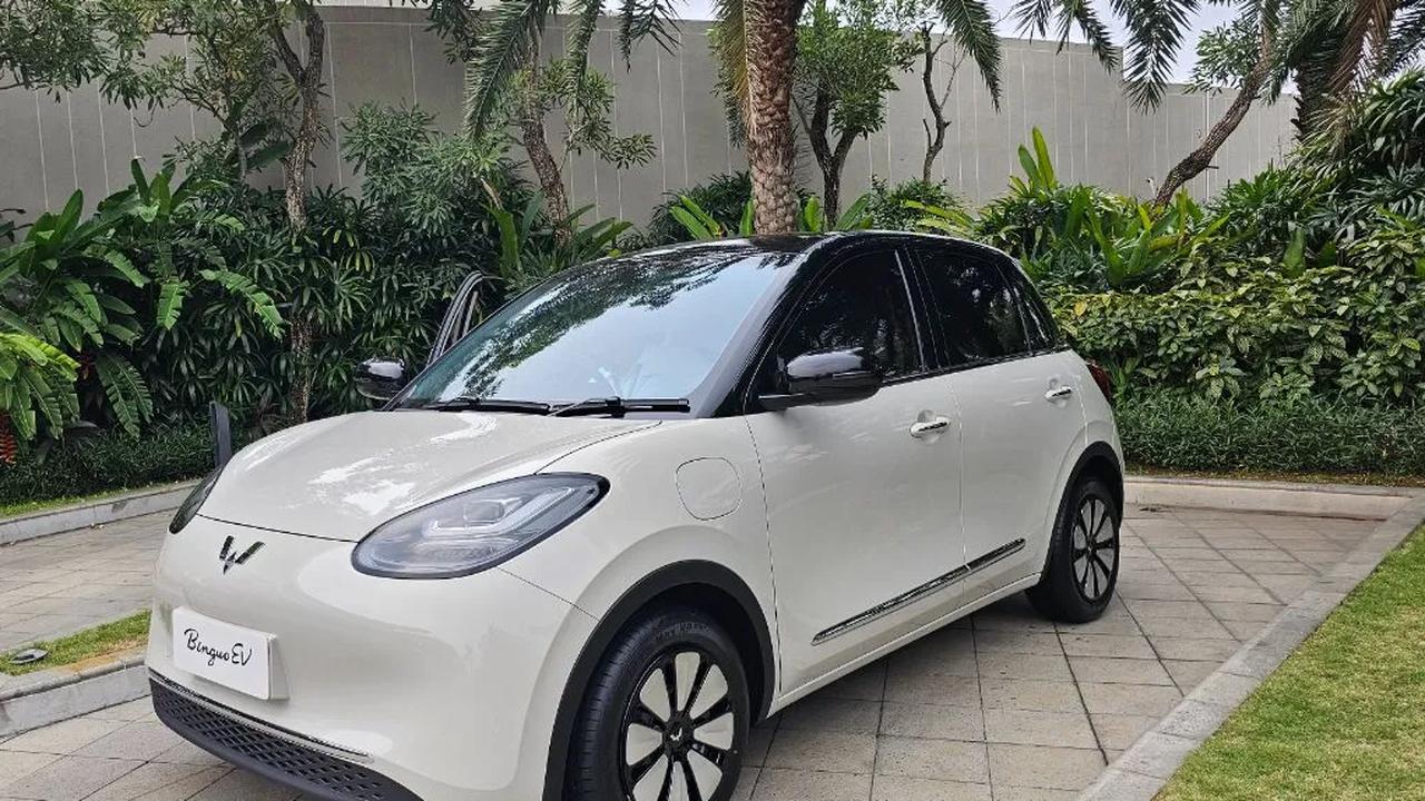 Sebelum itu, kami beri catatan: desain eksterior Wuling BinguoEV menarik. Mirip desain mobil-mobil Italia yang cantik.&nbsp;<br>Wuling sendiri menamakan desainnya; retro tapi berkesan modern dan elegan.&nbsp;