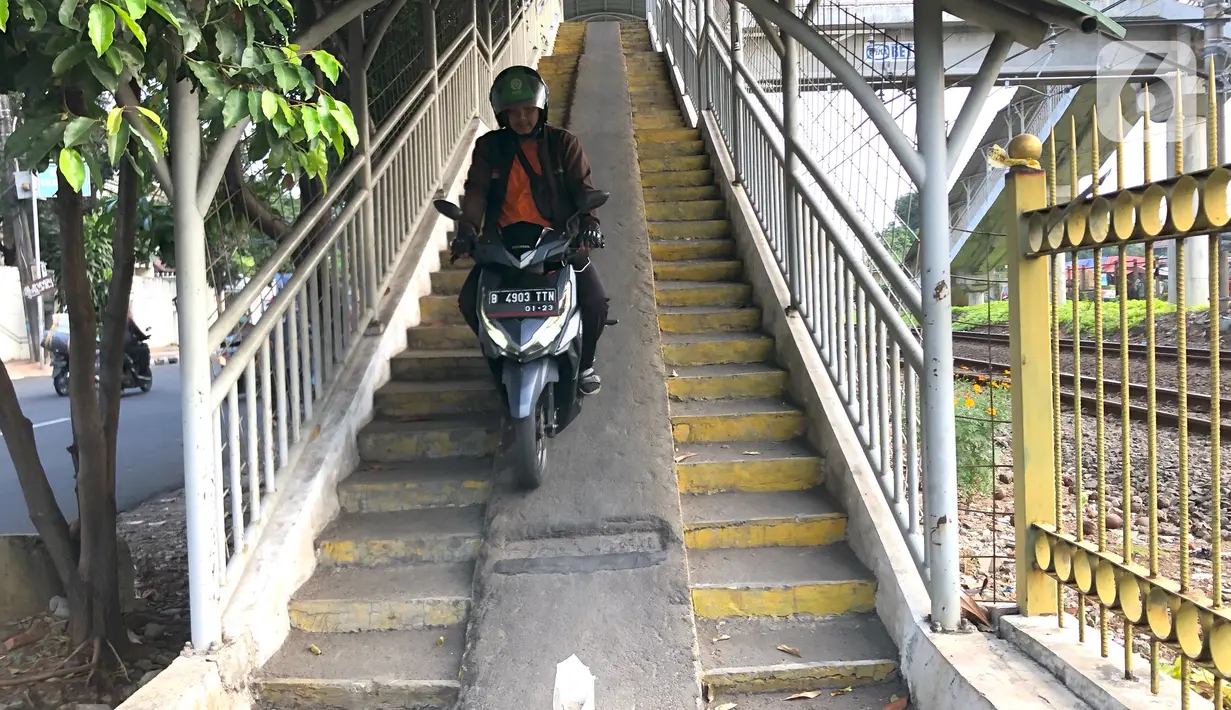 Pengendara sepeda motor melintasi Jembatan Penyeberangan Orang (JPO) di kawasan Pasar Minggu, Jakarta, Jumat (17/7/2020). Rendahnya kesadaran dalam disiplin berkendara menyebabkan sejumlah pengendara sepeda motor melintasi JPO tersebut meski merugikan pengguna lain. (Liputan6.com/Immanuel Antonius)