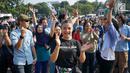 Peserta mengikuti flashmob dalam Pawai Tolak Plastik Sekali Pakai di Lapangan Aspirasi Monas, Jakarta, Minggu (21/7/2019). Pawai bebas plastik ini akan menjadi aksi terbesar di Indonesia untuk menolak penggunaan plastik sekali pakai karena sudah mengancam lingkungan. (Liputan6.com/Immanuel Antonius)