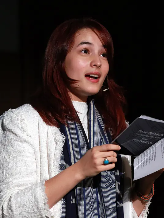 "Belajar banyak hal tentang kehidupan. Cara berpikir, filosofi hidup. Belajar edukasi juga sih. Karena film adalah sumber edukasi, banyak makna kehidupan yang bisa digali," kata Chelsea Islan. (Deki Prayoga/Bintang.com)