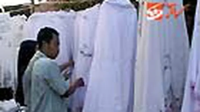 Beragam Mukena di Pasar Tasik