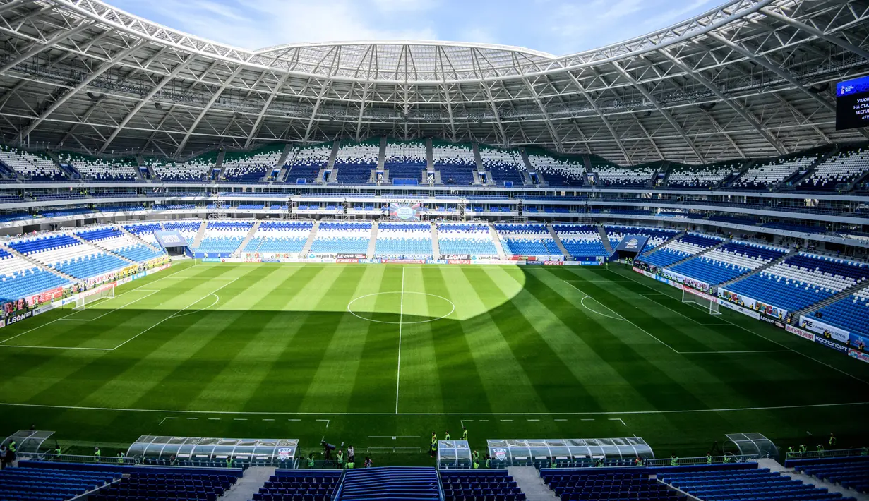 Pemandangan di dalam Samara Arena yang juga dikenal sebagai Kosmos Arena di Rusia, 6 Mei 2018. Stadion yang pembangunannya diperkirakan menelan biaya sekitar Rp 4,2 triliun ini akan menjadi salah satu lokasi gelaran Piala Dunia 2018. (AFP/Mladen ANTONOV)