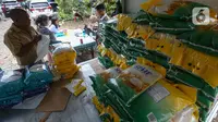 Aktivitas pendistribusian beras untuk stabilisasi pasokan dan harga pangan (SPHP) saat kegiatan Operasi Pasar Bulog Siaga di kawasan Mulyaharja, Bogor, Senin (4/3/2024). (merdeka.com/Arie Basuki)