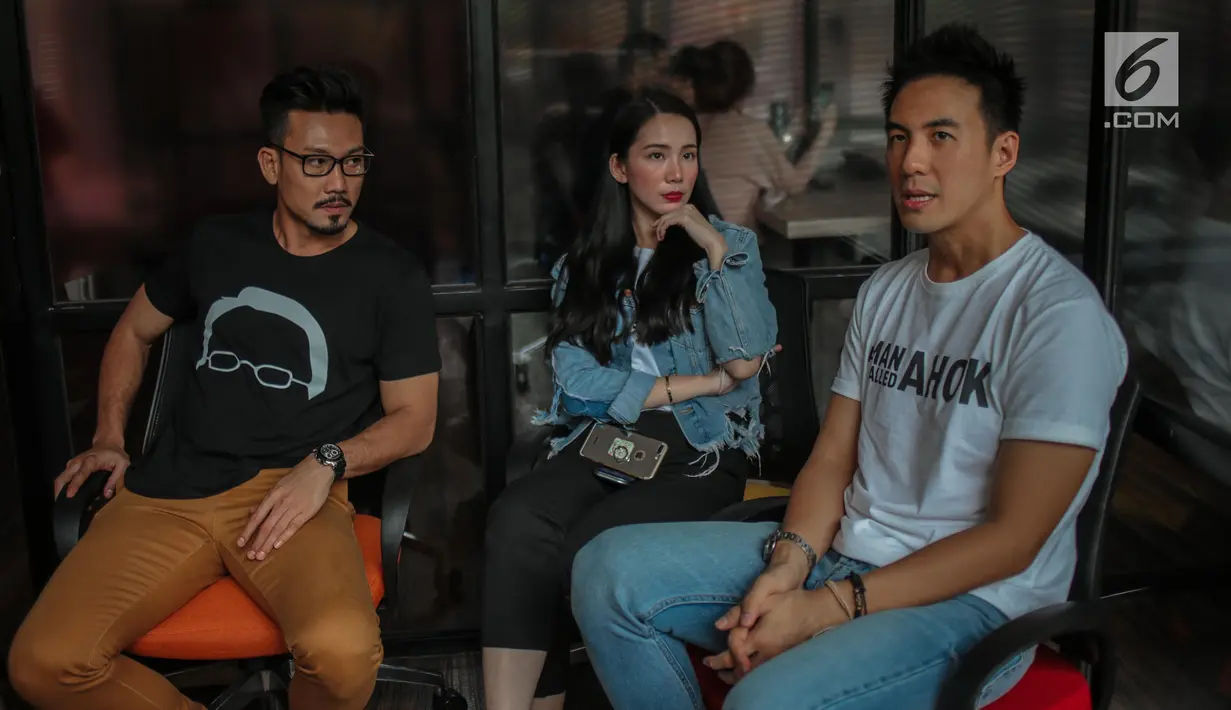 Pemain 'A Man Called Ahok', Denny Sumargo, Jill Gladys, Daniel Mananta saat promo film terbarunya di Gedung KLY Gondangdia, Jakarta, Selasa (30/10). Film akan ditayangkan serentak di bioskop seluruh Indonesia 8 November 2018. (Liputan6.com/Faizal Fanani)
