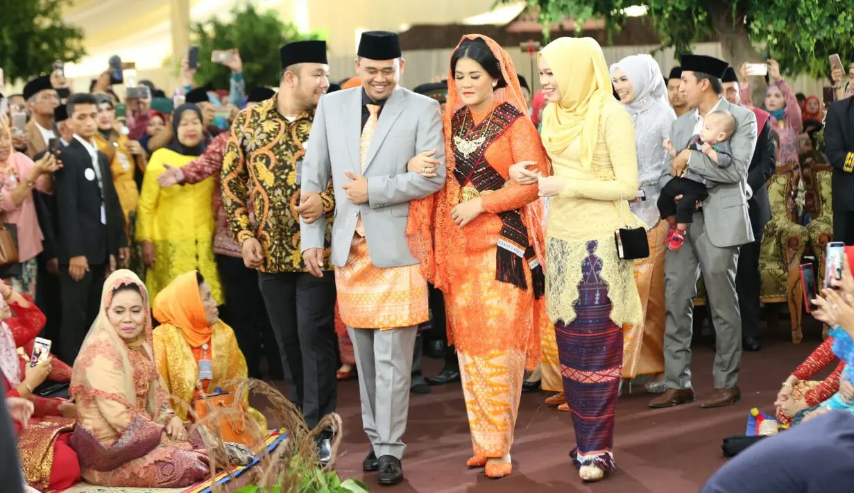 Prosesi adat pernikahan Kahiyang Ayu dan Bobby Nasution terus berlanjut. Putri Presiden Joko Widodo, Kahiyang Ayu resmi menjadi boru (perempuan) Siregar. Pemberian marga diberikan pada Selasa 21 November 2017. (Foto: Pool Media Center Medan)