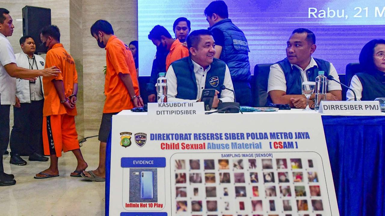 Tertunduk Lesu Usai Ditangkap, Begini Tampang Enam Tersangka Kasus Grup Facebook 'Fantasi Sedarah' dan 'Suka Duka
