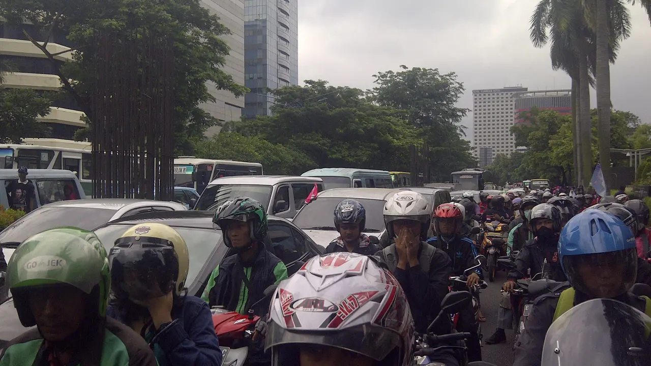 Ribuan relawan dan simpatisan pasangan Agus-Sylviana berdatangan ke GOR Soemantri Bojonegoro, Kuningan, Jakarta Selatan.