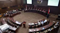 Suasana Sidang Putusan Permohon uji materi UU Nomor 41 Tahun 2014 tentang Peternakan dan Kesehatan Hewan terkait Sistem Zona dalam Pemasukan (Impor) Hewan Ternak di Mahkamah Konstitusi (MK), Jakarta, Selasa (7/2). (Liputan6.com/Johan Tallo)