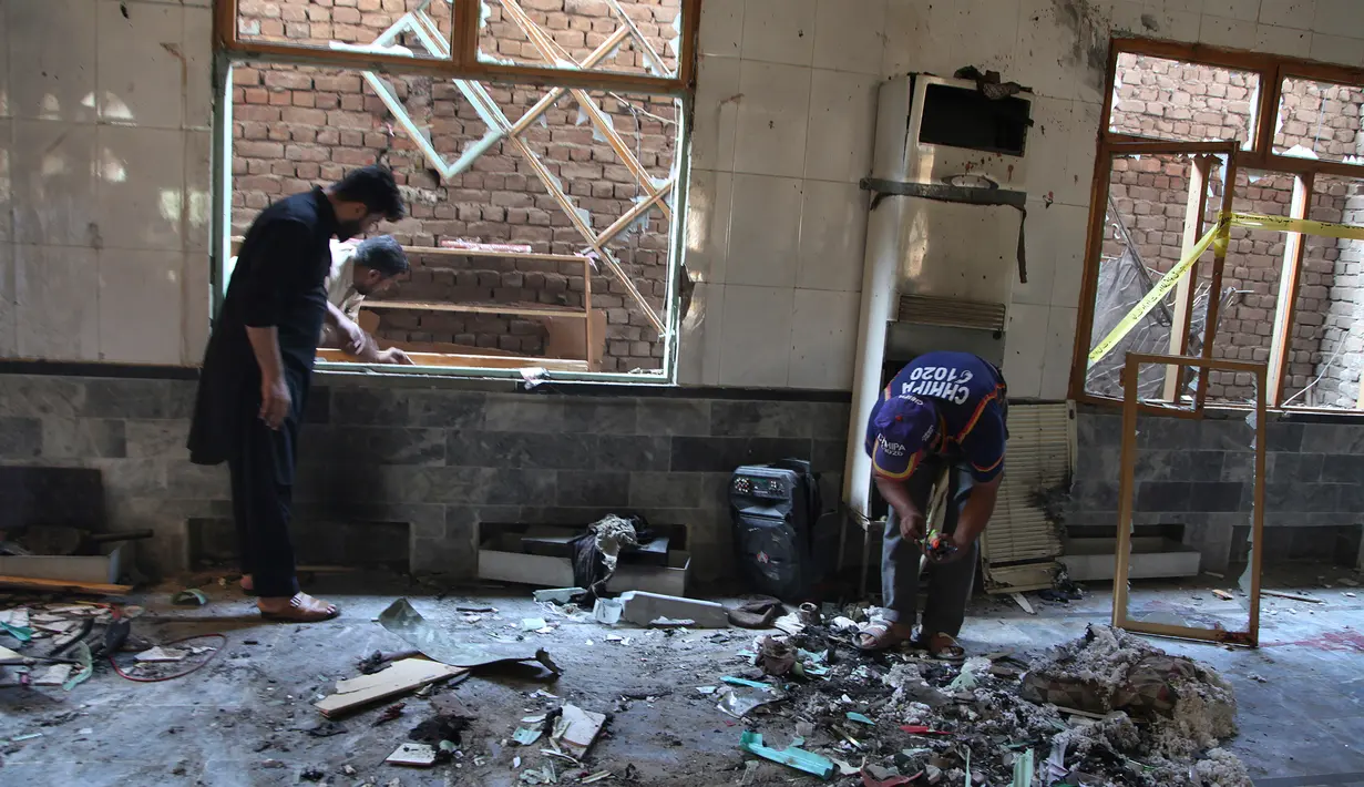 Petugas penyelamat memeriksa lokasi ledakan bom di sebuah madrasah di kota Peshawar, Pakistan, Selasa (27/10/2020). Berdasarkan keterangan saksi, ada seseorang membawa tas diduga berisi bom di dalam kelas dan meninggalkan ruangan sebelum ledakan. (AP Photo/Muhammad Sajjad)